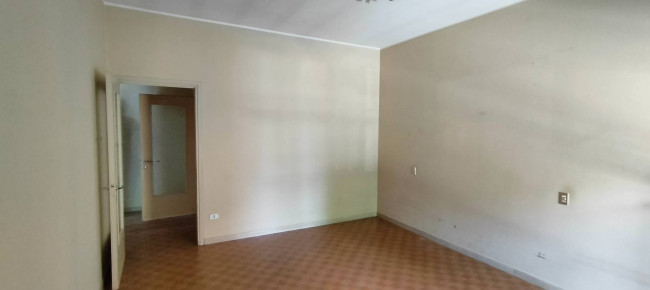 Locale commerciale in vendita a Cavaria con Premezzo