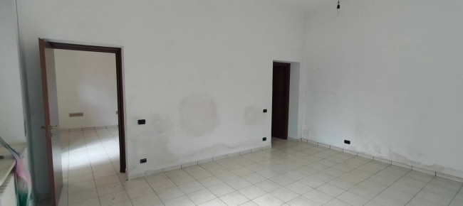 Locale commerciale in vendita a Cavaria con Premezzo