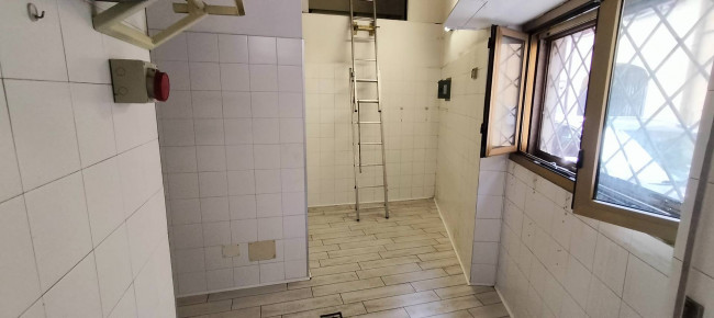 Locale commerciale in vendita a Cavaria con Premezzo