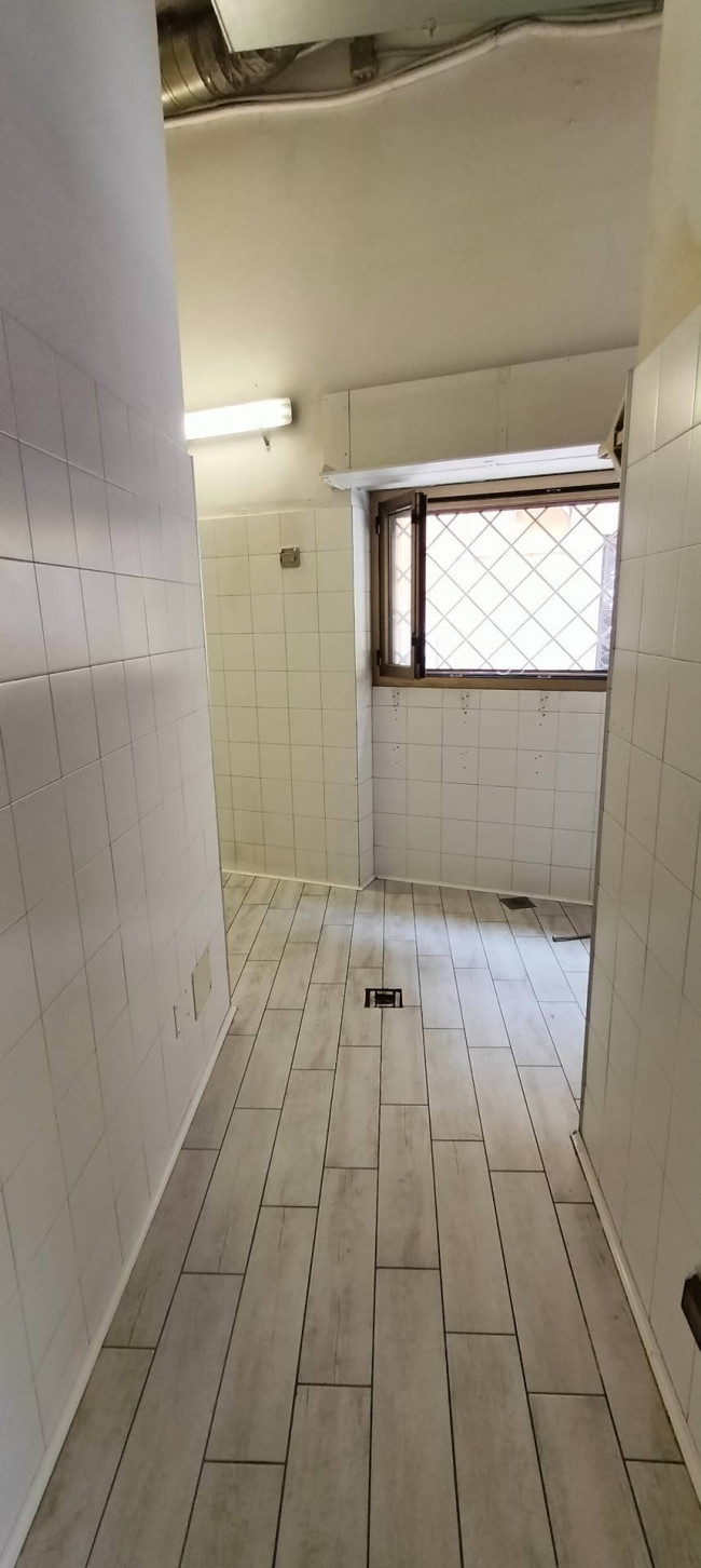 Locale commerciale in vendita a Cavaria con Premezzo