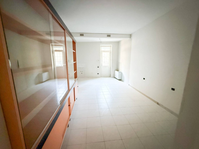 Locale commerciale in vendita a Cavaria con Premezzo