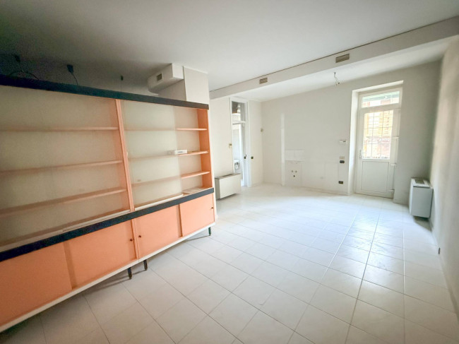 Locale commerciale in vendita a Cavaria con Premezzo