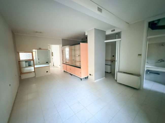 Locale commerciale in vendita a Cavaria con Premezzo