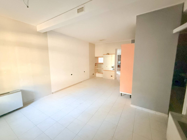 Locale commerciale in vendita a Cavaria con Premezzo