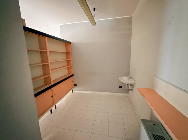 Locale commerciale in vendita a Cavaria con Premezzo