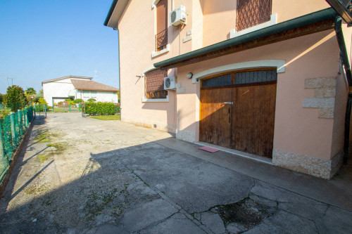 Casa indipendente in vendita a Castelnovo Bariano (RO)