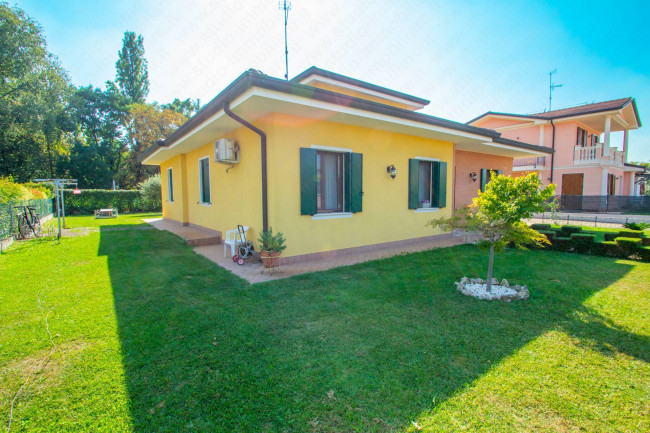 Villa in vendita a Melara (RO)