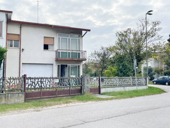 Porzione di bifamiliare in vendita a Castelmassa