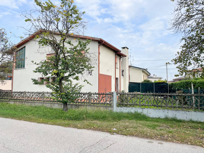 Porzione di bifamiliare in vendita a Castelmassa