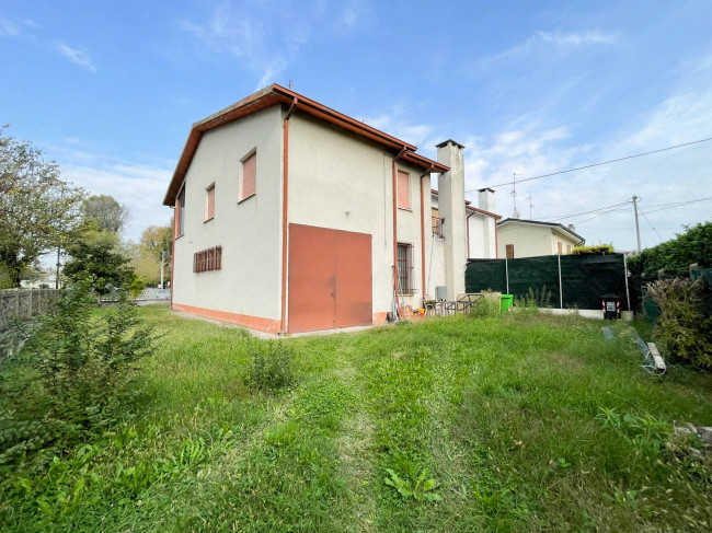 Porzione di bifamiliare in vendita a Castelmassa