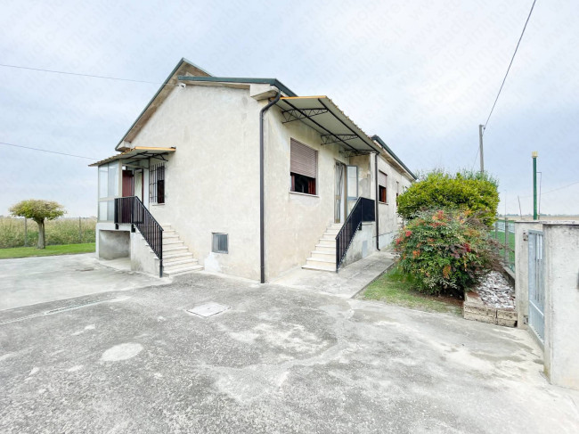 Casa indipendente in vendita a Castelnovo Bariano (RO)