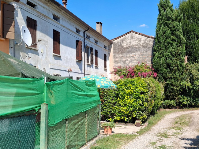 Porzione di fabbricato in vendita a Serravalle a Po