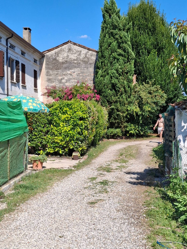 Porzione di fabbricato in vendita a Serravalle a Po