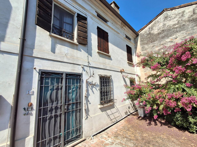 Porzione di fabbricato in vendita a Serravalle a Po