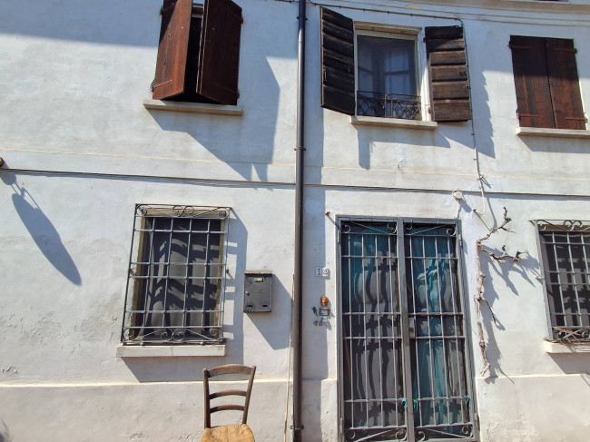 Porzione di fabbricato in vendita a Serravalle a Po