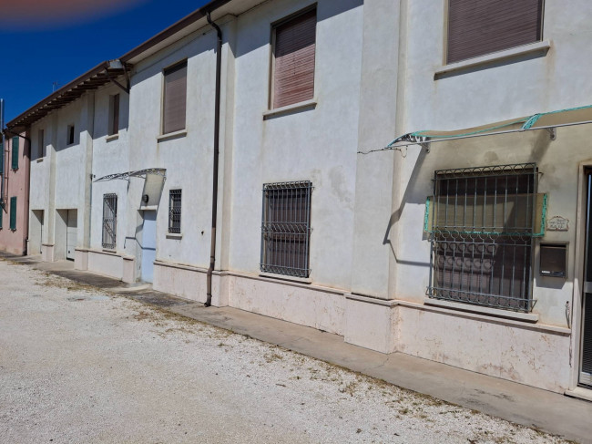 Porzione di fabbricato in vendita a Serravalle a Po