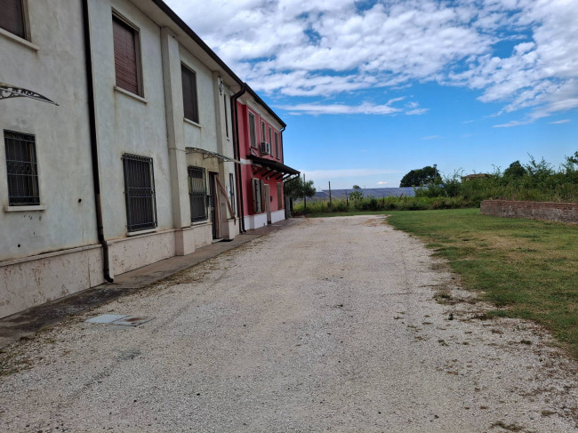 Porzione di fabbricato in vendita a Serravalle a Po
