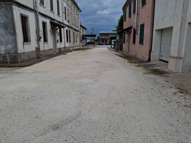Porzione di fabbricato in vendita a Serravalle a Po