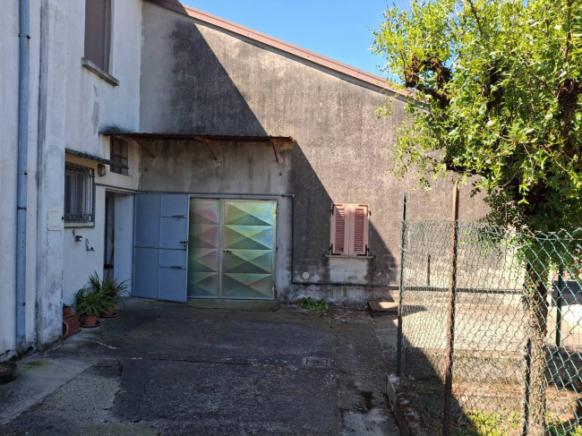 Porzione di fabbricato in vendita a Serravalle a Po
