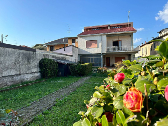 villa bifamiliare in Vendita a Solbiate Olona