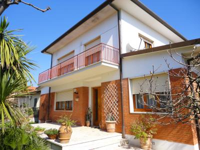 Villa in Affitto stagionale a Forte dei Marmi