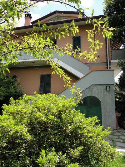 Porzione di villetta bifamiliare in Affitto stagionale a Seravezza