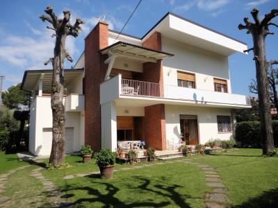 Porzione di villetta bifamiliare in Affitto stagionale a Forte dei Marmi