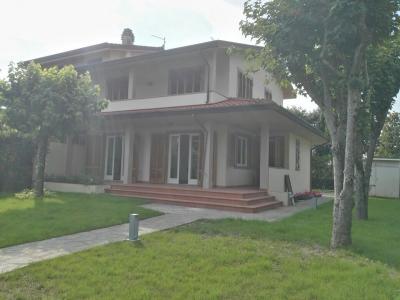 Semi-detached house for Holiday rent to Forte dei Marmi