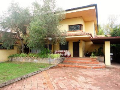 Appartamento in Vendita a Montignoso