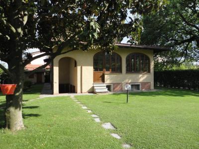 Small villa for sale in Forte dei Marmi