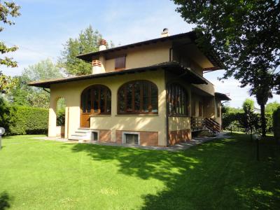Small villa for sale in Forte dei Marmi