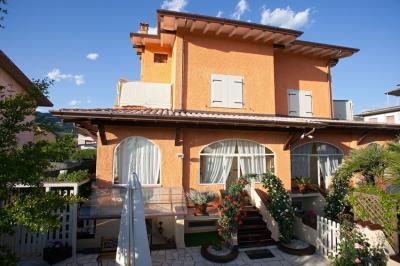 Semi-detached house for Sale to Montignoso