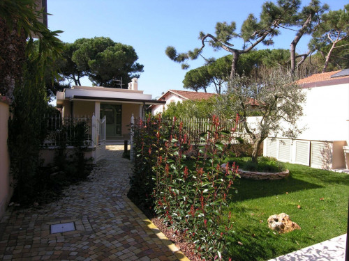 Small villa for sale in Forte dei Marmi
