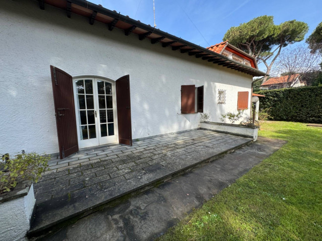 Small villa for seasonal rent in Forte dei Marmi