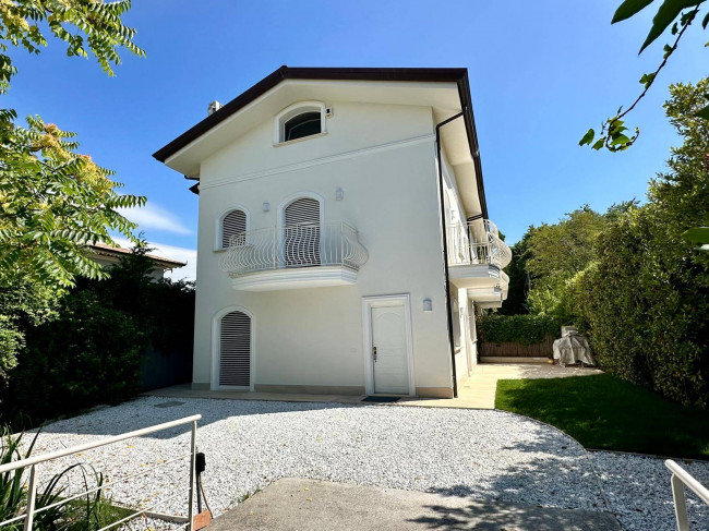 Semi-detached house for sale in Forte dei Marmi