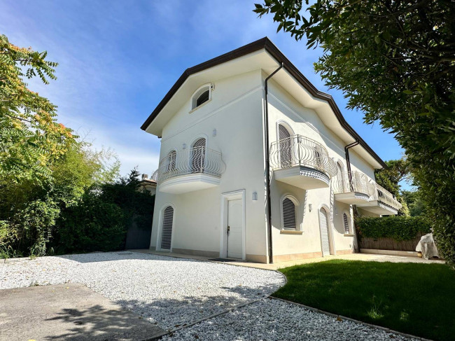 Semi-detached house for sale in Forte dei Marmi