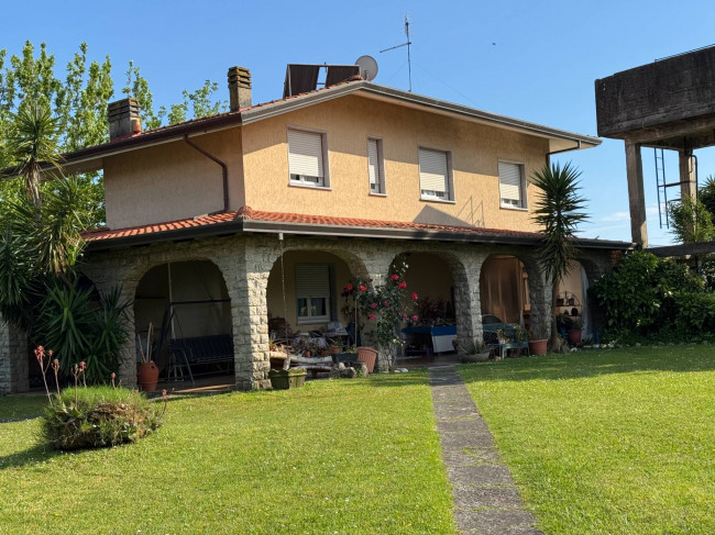 Small villa for sale in Seravezza