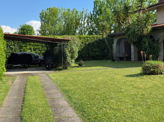 Small villa for sale in Seravezza