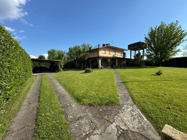 Small villa for sale in Seravezza