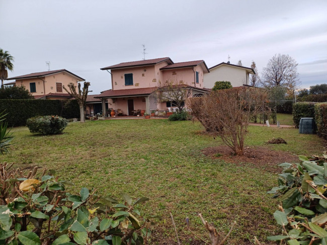 Villa bifamiliare (singola unita') in vendita a Camaiore