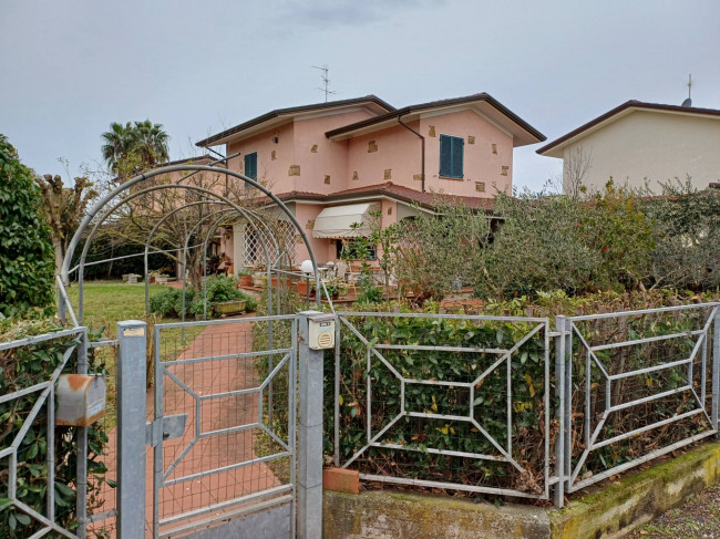 Villa bifamiliare (singola unita') in vendita a Camaiore
