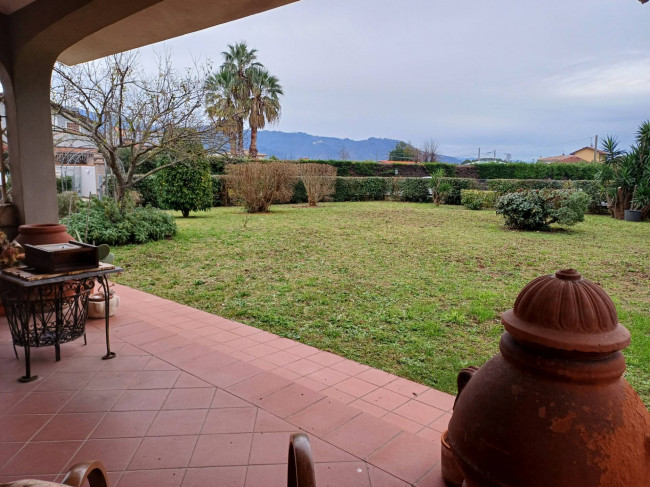 Villa bifamiliare (singola unita') in vendita a Camaiore