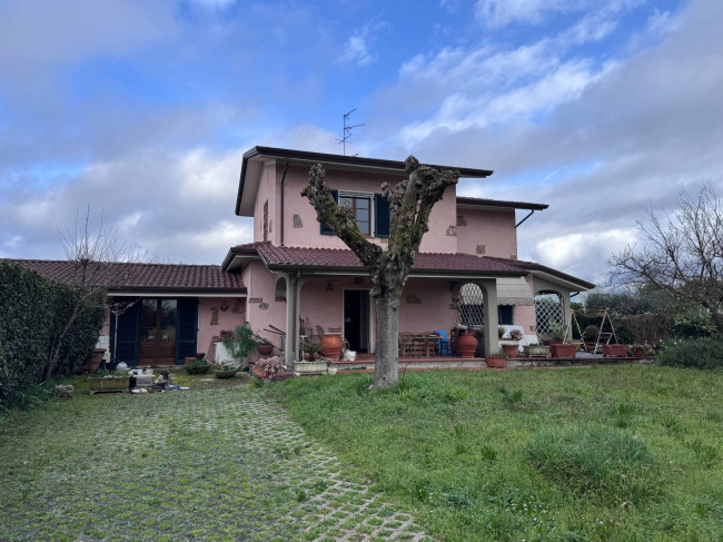 Villa bifamiliare (singola unita') in vendita a Camaiore