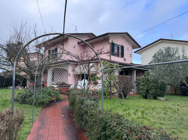 Villa bifamiliare (singola unita') in vendita a Camaiore
