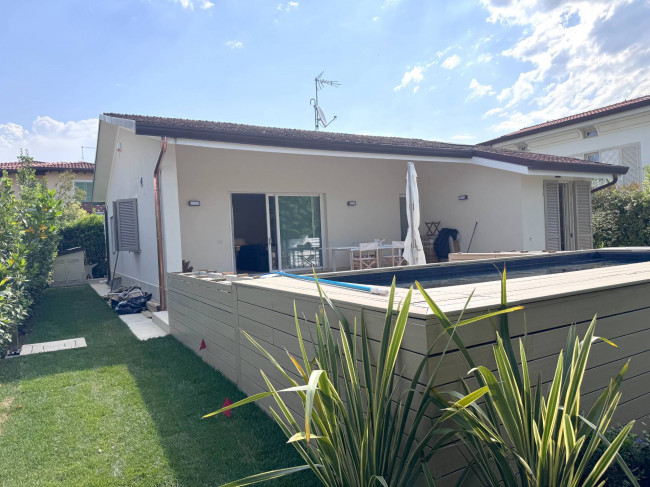 Small villa for seasonal rent in Forte dei Marmi