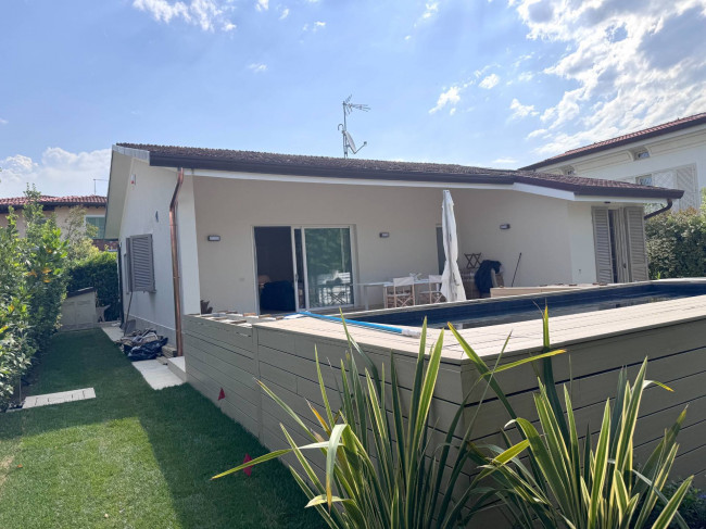 Small villa for seasonal rent in Forte dei Marmi