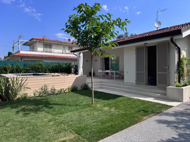 Small villa for seasonal rent in Forte dei Marmi