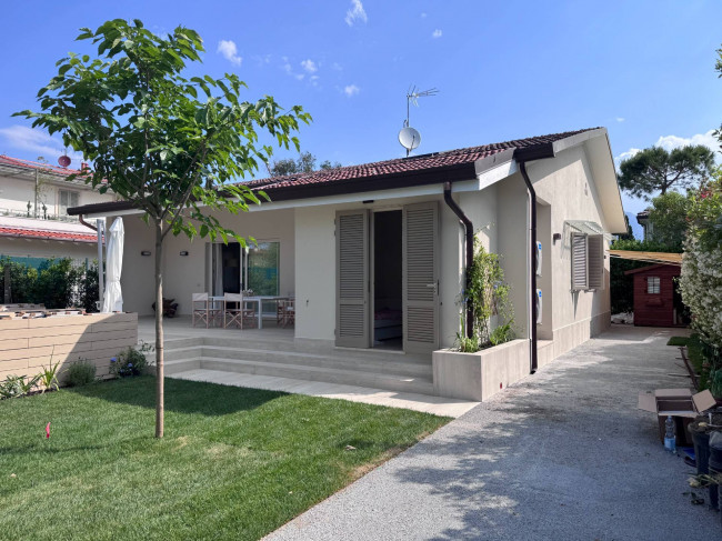 Small villa for seasonal rent in Forte dei Marmi