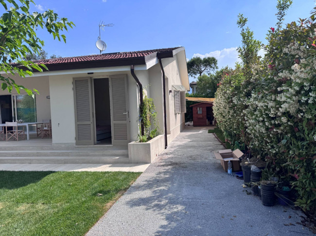 Small villa for seasonal rent in Forte dei Marmi