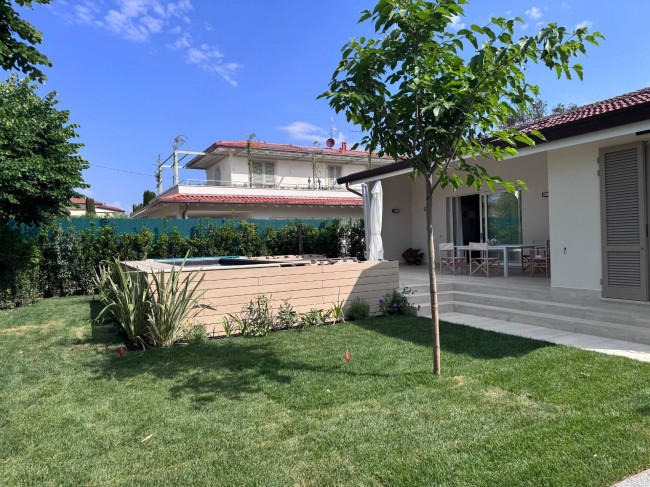 Small villa for seasonal rent in Forte dei Marmi